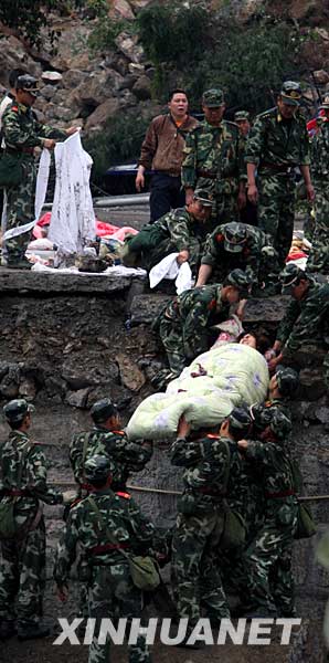 照耀重災區的燦爛陽光 北川大地震搜救目擊[組圖]