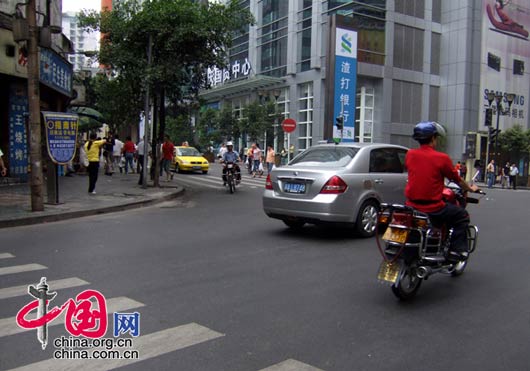 2008年5月13日 重庆市区见闻——青年路　　张劲／摄影