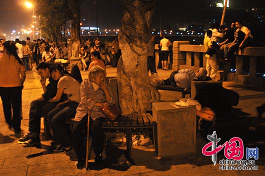 5月12日，重庆万州市民在滨江路户外熬过了忐忑不安的一夜。 杨军/摄影