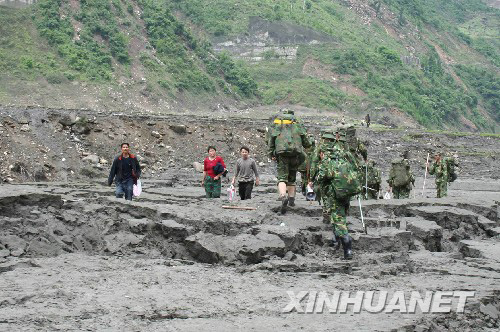 解放軍抵達汶川縣映秀鎮 傳回縣城首張圖片[組圖]