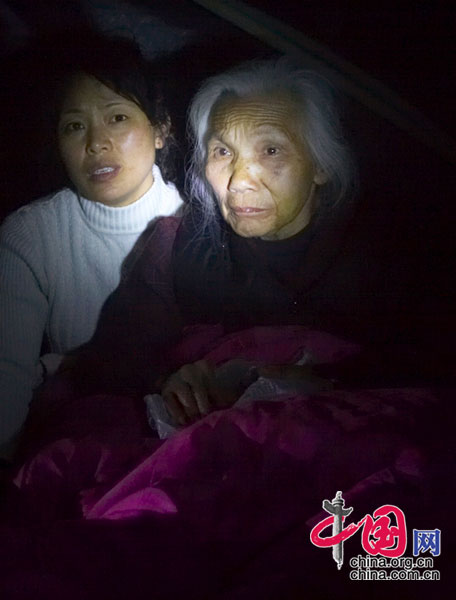 5月13日夜，四川省都江堰市災區，受災的老人在帳篷裏。 李肖軍/攝影