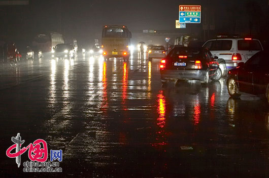 5月13日夜，四川省都江堰市灾区，城市停电，只靠来来往往的车灯照亮着。 李肖军/摄影