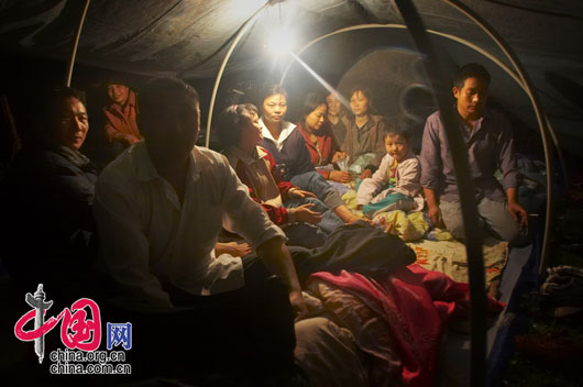 5月13日夜，四川省都江堰市災區，帳篷裏的幾家人。 李肖軍/攝影