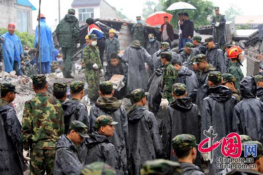 5月13日上午，四川都江堰市聚源镇中学，救援人员正在现场紧张工作。