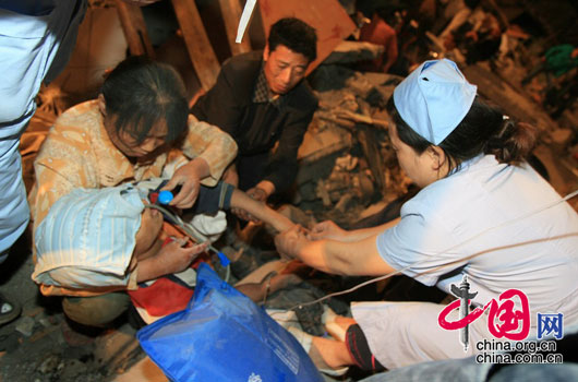5月12日夜，四川都江堰市聚源镇中学，医疗人员救助伤者。