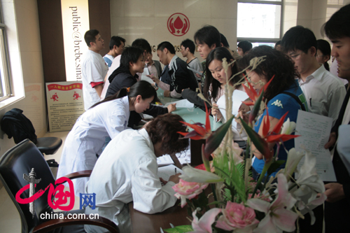 北京献血点持续“升温” 市民爱心感动中国(图)