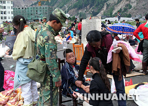 5月14日，救援人员在四川省汶川县映秀镇地震灾区治疗伤员