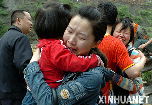 5月14日，从灾区走出的人抱头痛哭