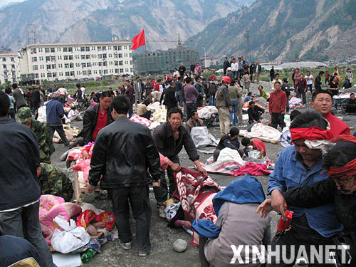 5月14日，受伤群众在映秀镇空旷地带等待救治和转移。
