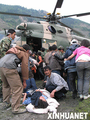 5月14日，解放军救灾直升机正在准备运送伤员至安全地方