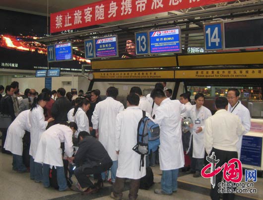 5月14日，云南省卫生厅组织的医疗救援队伍从昆明机场出发前住灾区。