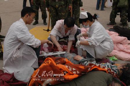绵阳地震损失惨重6000空降兵紧急空投救灾(组图)
