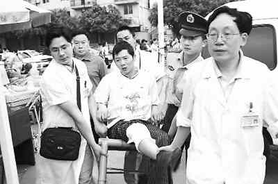 危难时刻体现医务人员专业素质(组图)