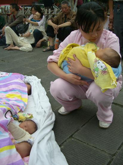 图文：护士照料从都江堰人民医院转移出的婴儿