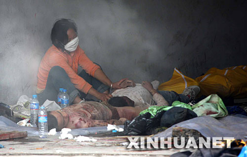　　5月14日，在什邡市洛水镇，一位母亲试图唤醒已经遇难的孩子。 新华社记者李刚摄