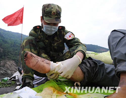 　5月14日，第三军医大学西南医院抗震救灾医疗队的队员正在为伤员包扎伤口。新华社记者 陈树根 摄