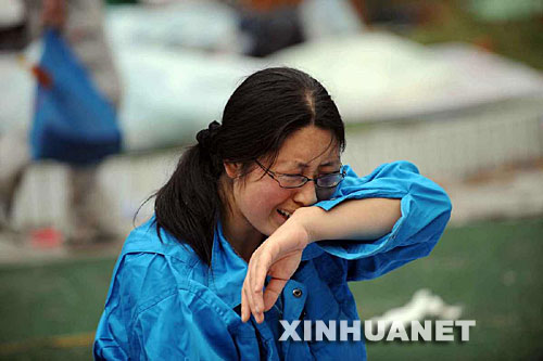 　　5月14日，张关蓉在丈夫谭千秋的遗体旁痛哭。