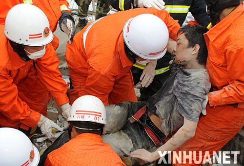 　　5月14日，武警消防戰士將晏鵬抬出。 　