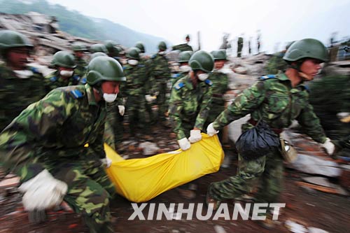 5月14日,空降兵某师在四川什邡地震重灾区抢险 新华社发(沈玲摄)