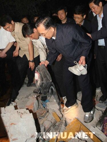 5月12日，中共中央政治局常委、国务院总理温家宝抵达地震灾区四川省都江堰市，指挥抗震救灾工作。