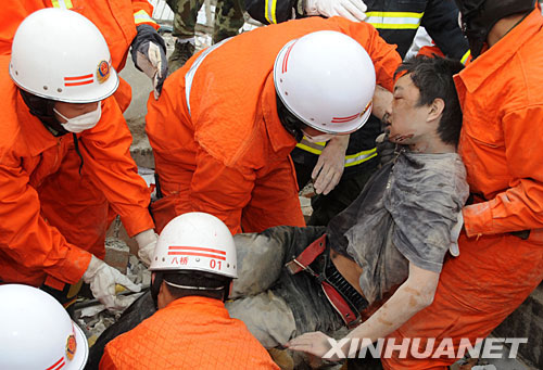 17岁少年地震中返回教室救人被埋40小时终获救[组图]