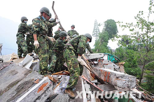 　5月14日，空降兵某师在四川什邡地震重灾区抢险。 新华社发（沈玲摄）