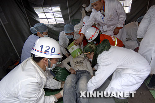 5月14日上午，医护人员对刚刚从废墟中抢救出来的北川中学学生进行急救