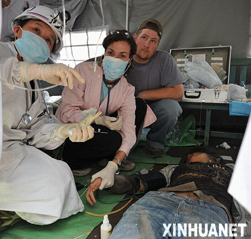 5月14日，来自美国的凯尔西（左二）和牧勇士（左三）在北川县协助医生救治伤员