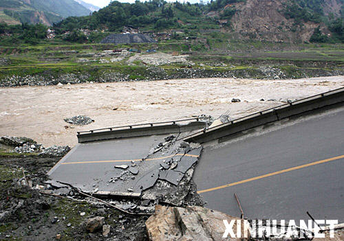 5月14日，倒塌的白花大桥“躺”在岷江旁
