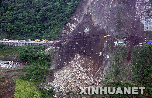 5月15日，救援人员在四川都江堰灾区抢修塌方损坏的道路