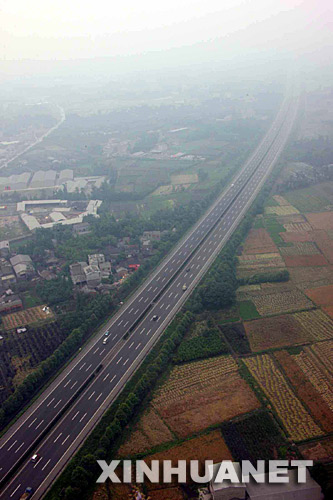 这是5月15日航拍的四川成都通往都江堰的高速公路