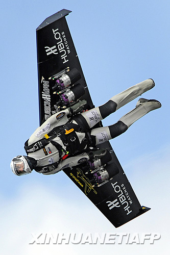 5月14日，瑞士人伊夫·罗西驾驶喷气式机翼飞过贝克斯上空
