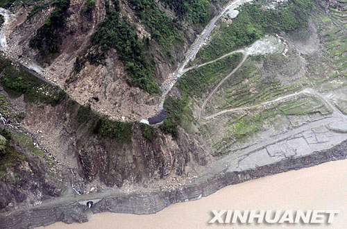这是5月14日航拍的地震后被泥石流冲毁的道路