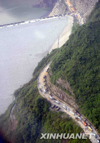 都江堰至汶川公路是这次抗震救灾的生命线，道路损毁严重