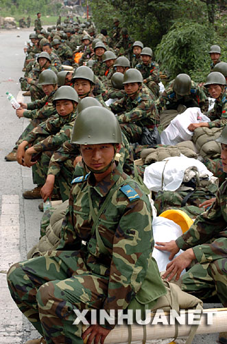5月15日，某空降兵部队抵达绵竹，准备向交通中断的灾区挺进