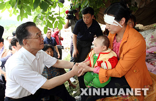 溫總理在木魚鎮文武村安慰在地震中倖存的母子