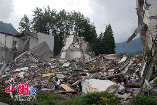 2008年5月14日，彭州倒塌的房屋。 羅小韻/攝影