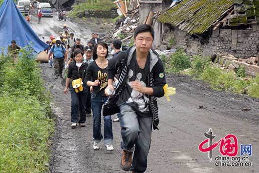 2008年5月14日，重庆的志愿者跑步前往彭州银厂沟参加救援。 罗小韵/摄