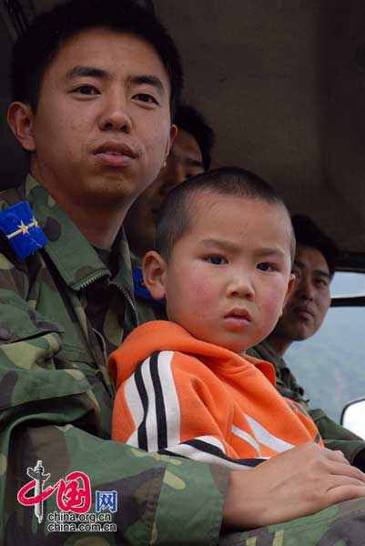2008年5月14日，成都空军汽车部队从彭州银厂沟救出儿童。 罗小韵/摄
