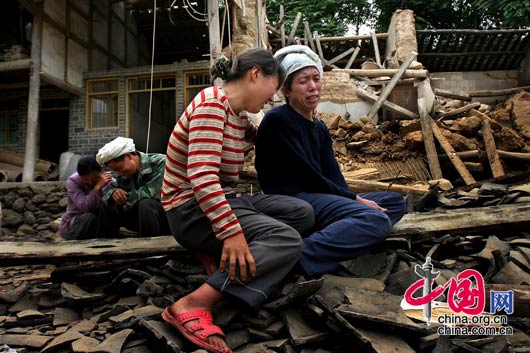 5月15日下午，甘肃陇南碧口镇，这家人在地震中失去了三口人。失去父母和自己孩子的夫妻在痛哭。 田蹊/摄影