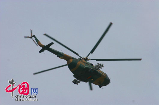 5月15日下午甘肃陇南碧口镇，运送物资的军用直升机。 田蹊/摄影