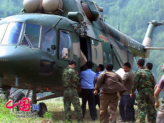 5月15日下午，甘肃陇南碧口镇，运送物资的军用直升机。 田蹊/摄影