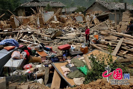 5月15日下午，甘肃陇南碧口镇，震后房屋的废墟。 田蹊/摄影