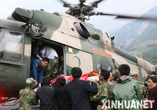 5月14日,救援的直升飞机在汶川县映秀镇中学外的空地上救助伤员
