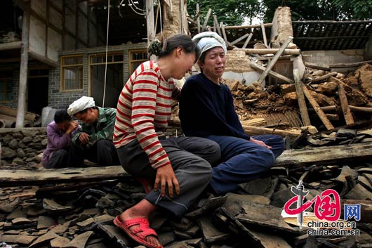 5月15日下午，甘肅隴南碧口鎮(zhèn)，這家人在地震中失去了三口人。失去父母和自己孩子的夫妻在痛哭。 田蹊/攝影