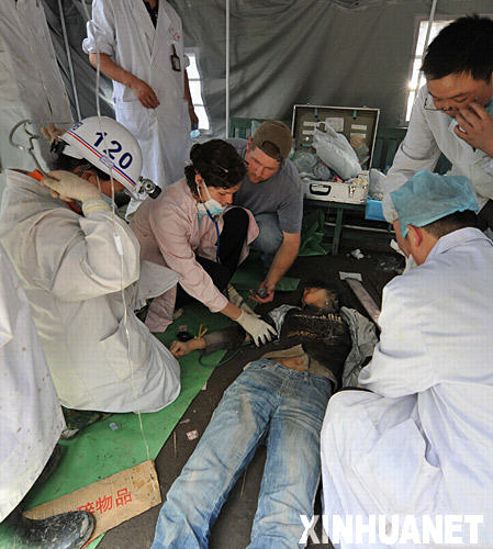 5月14日，来自美国的凯尔西（左二）和牧勇士（左三）在北川县协助医生救治伤员