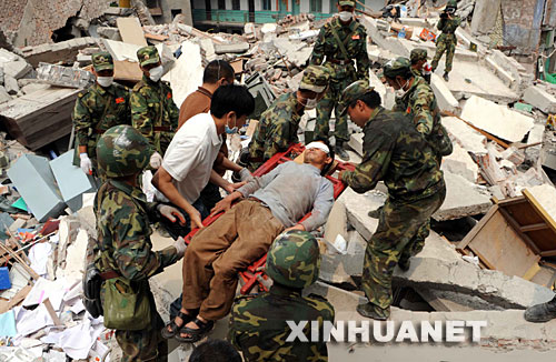 5月16日，在四川省北川縣縣城的救援部隊經過艱難努力，營救出一名被埋在廢墟中達97個小時的倖存者。        　 新華社記者李曉果攝 