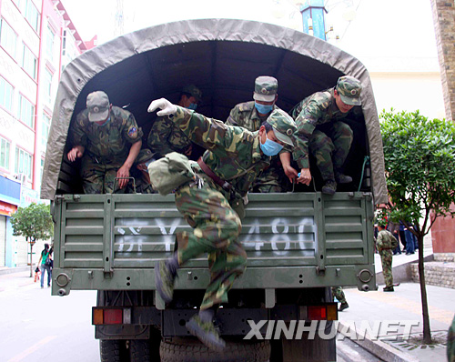 5月16日，刚刚抵达理县县城的解放军官兵迅速投入抗震救灾工作