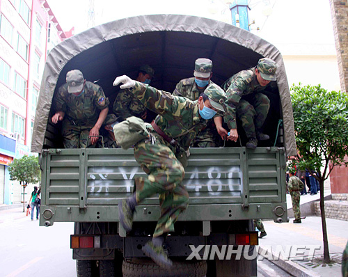 5月16日，剛剛抵達(dá)理縣縣城的解放軍官兵迅速投入抗震救災(zāi)工作