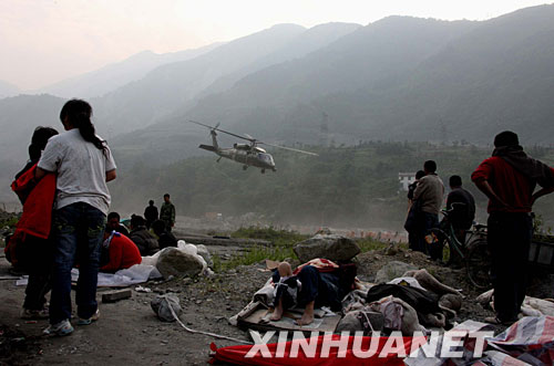 5月15日，灾民看着执行救援任务的直升机